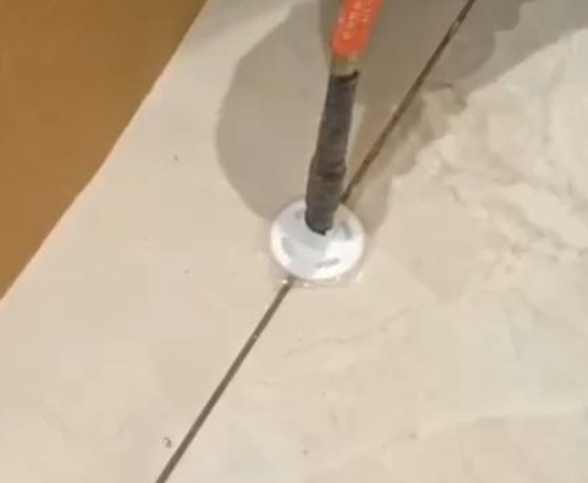 中站瓷砖空鼓维修公司专业解答瓷砖在铺贴过程中，如果没有涂抹均匀到位的粘结材料（如水泥砂浆或瓷砖胶），可能会导致以下问题