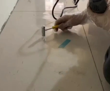 中站瓷砖开裂维修公司专业分享瓷砖在铺贴前如果没有沥干水分，将会导致以下问题
